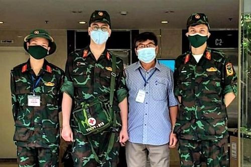 Lính quân y ở chung cư TP.HCM: 'Góp sức cùng mọi người là vinh dự'