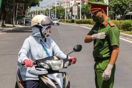 Cho thôi việc nữ bác sĩ làm lây lan dịch Covid-19