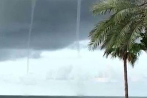 2 vòi rồng xuất hiện cùng lúc ngoài biển Florida