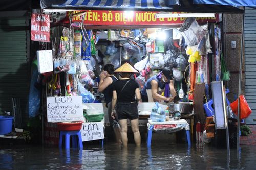 Mưa lớn 30 phút, người dân kê vội đồ đạc lên cao tránh ngập