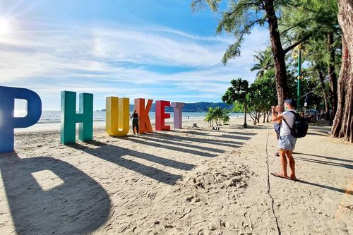 Du khách hủy phòng khách sạn, vội vã rời Phuket