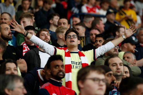 Người hâm mộ Arsenal ăn mừng khi Man City ghi bàn