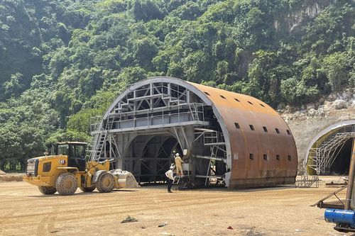 Nhiều công trình giao thông trọng điểm nguy cơ chậm tiến độ
