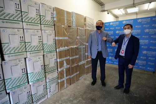 WHO bàn giao lô hàng vật tư y tế trị giá 413.451 USD cho Bộ Y tế