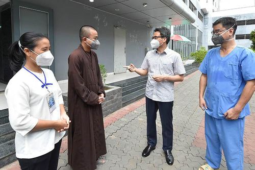 Phó Thủ tướng Vũ Đức Đam thăm, động viên tình nguyện viên các tôn giáo