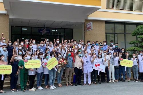 Nhiều cán bộ y tế tiếp tục xung phong vào phía nam chống dịch