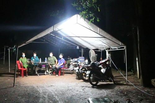 Công an xã ngày đêm truy vết, 'bám chốt' giữ vùng xanh