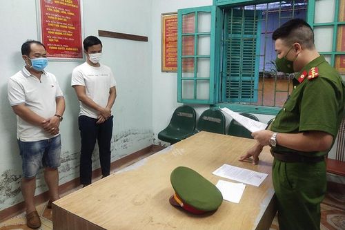 Bắt 4 người đưa và nhận hối lộ để qua chốt kiểm dịch không cần giấy xét nghiệm