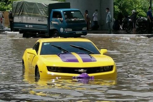 Chevrolet Camaro bạc tỷ 'lội nước hụt' ở Hải Phòng