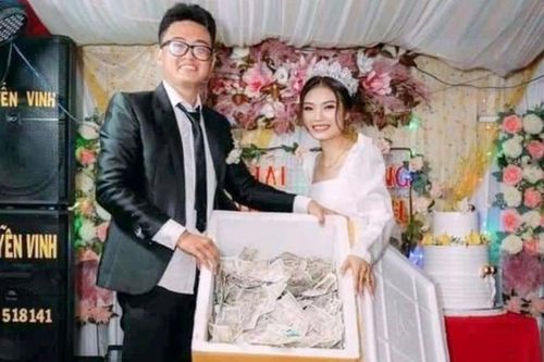 Cô dâu, chú rể ngã ngửa khi nhìn thấy quà cưới của hội bạn thân