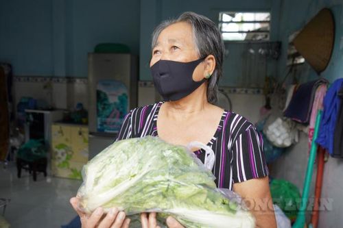 Người dân vui mừng livestream khoe nhận được quà hỗ trợ của Công an TP. HCM