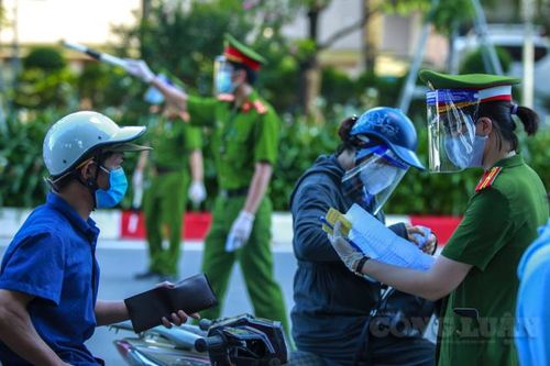 Hà Nội: Trên 80% giấy đi đường do cơ quan doanh nghiệp tư nhân cấp