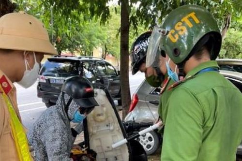 Người phụ nữ dương tính với ma túy phóng xe ra đường trong mùa dịch