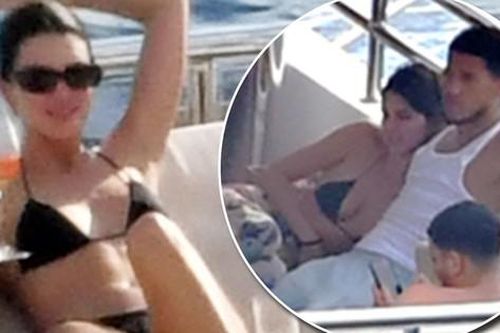 'Siêu mẫu đắt giá nhất thế giới' dáng nuột với bikini, hiếm hoi lộ ảnh âu yếm bạn trai