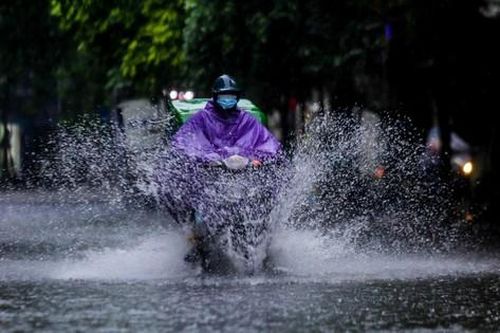 Phố phường Hà Nội ngập tứ bề sau cơn mưa lớn cuối ngày