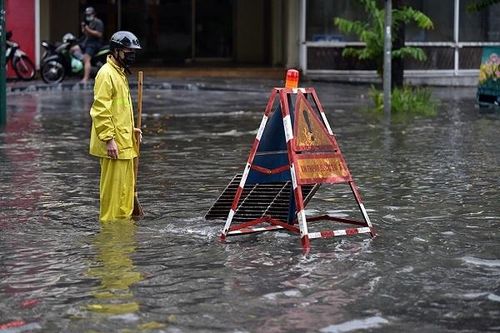Mưa xối xả ở Hà Nội, nhiều tuyến phố ngập úng