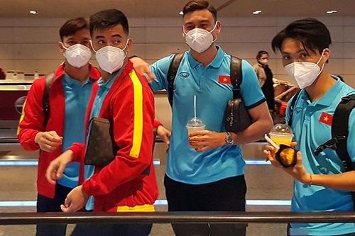 Văn Lâm 'tay bắt mặt mừng' khi hội ngộ HLV Park, Quế Ngọc Hải, Tiến Linh