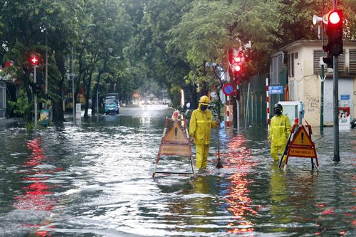 Cơn mưa chiều gây ngập úng một số tuyến phố ở Hà Nội