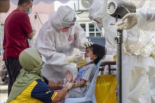 Số người xét nghiệm giảm, ca mắc COVID-19 hàng tuần ở Malaysia vẫn cao kỷ lục