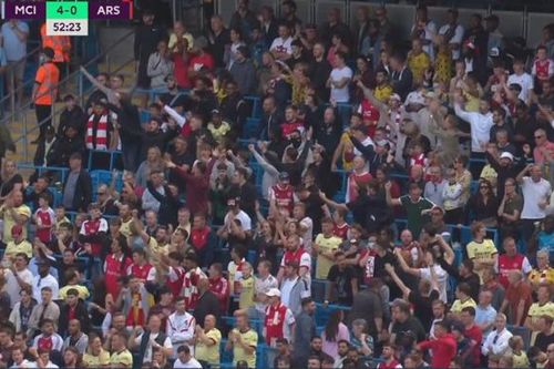 Fan Arsenal vỗ tay ăn mừng bàn thắng của... Man City