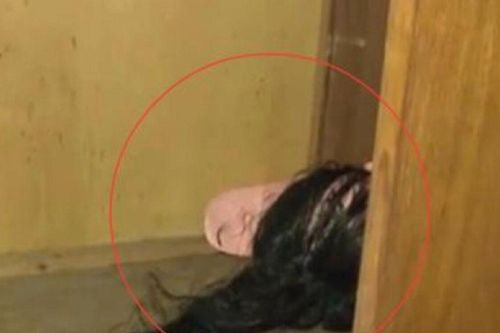 Thấy 'thứ lạ' từ trong tủ đồ rơi ra, cô gái co cẳng bỏ chạy, quên cả đi giày