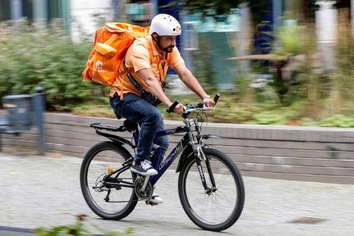 Cựu bộ trưởng Afghanistan làm shipper giao pizza ở Đức, ngày dành 4 tiếng học ngoại ngữ để tìm việc