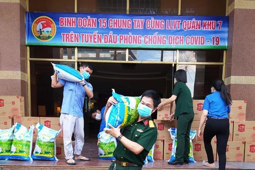 Binh đoàn 15 hỗ trợ nhu yếu phẩm cho lực lượng vũ trang Quân khu 7