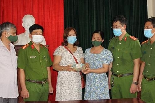 Trao trả 200 triệu đồng cho người dân đánh rơi