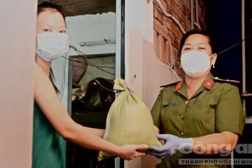 Công an TP.Thủ Đức vượt mưa gió, trao nghĩa tình tới tận tay người dân