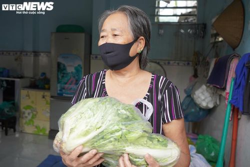 Người nghèo TP.HCM bật khóc khi nhận quà hỗ trợ từ các chiến sĩ công an