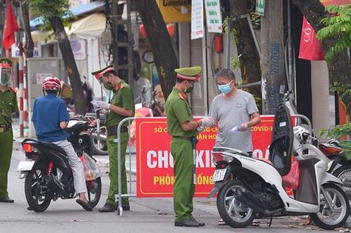 Khu phố cổ thêm một lớp kiểm soát chặt chẽ người đi đường