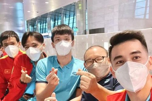 Đội tuyển Việt Nam tới Ả Rập Xê-út: Văn Toàn, Tiến Linh than mệt, Hải Quế lại rất vui vẻ