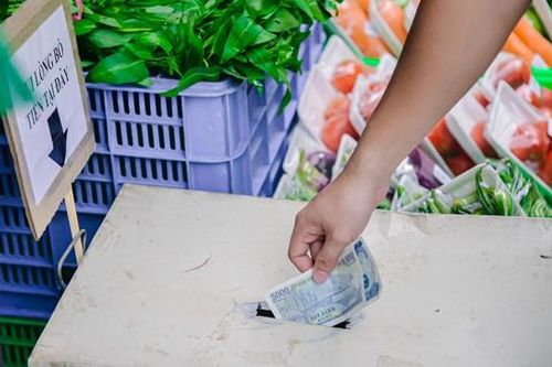 Cửa hàng thực phẩm thiết yếu 'không người bán' tại Hà Nội