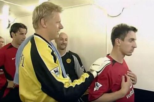Neville từng không muốn bắt tay Peter Schmeichel
