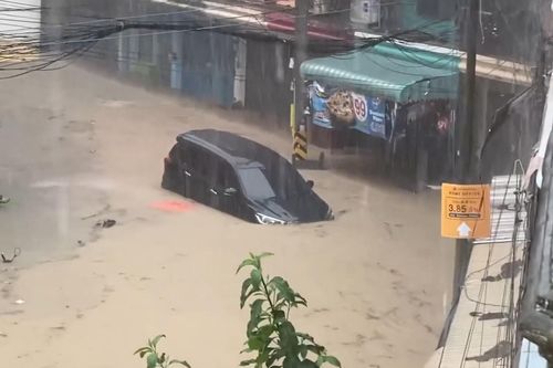 Ôtô bị cuốn trôi vì lũ quét ở Thái Lan