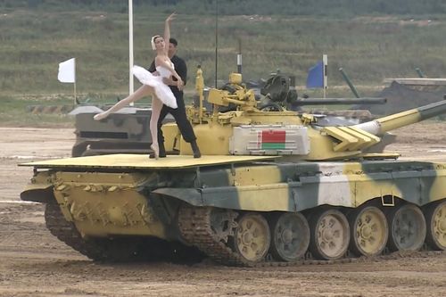 Cặp đội múa ballet trên xe tăng mừng Army Games 2021