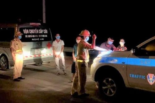 Xe cứu thương chở thuê người ra khỏi TP Vinh