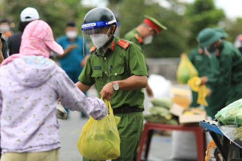 Tại sao nhiều người dân TP.HCM chậm nhận được túi an sinh?
