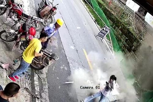 Sập hàng rào ở Trung Quốc, người phụ nữ thoát chết trong gang tấc