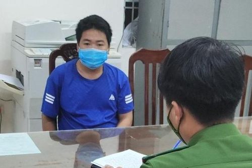 Nam thanh niên dùng dao, kéo tấn công cảnh sát rồi nằm 'ăn vạ' ở trụ sở UBND xã