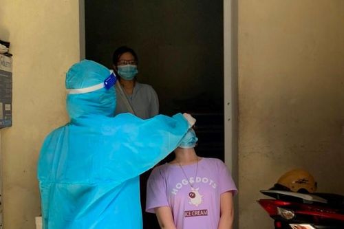 Quận Hoàng Mai: Đến từng nhà lấy mẫu xét nghiệm cho người dân tại phường Giáp Bát