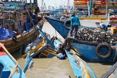 Lũ quét cuốn trôi, nhận chìm nhiều tàu cá tại thị xã La Gi, Bình Thuận