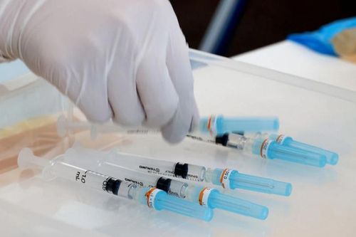 Nhật Bản xem xét tiêm kết hợp hai loại vaccine Covid-19 khác nhau