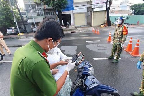 Công an TPHCM hướng dẫn kiểm tra tại các chốt nội ô