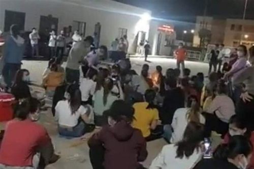 Hàng trăm công nhân tụ tập ca hát ngay tại nơi cách ly y tế tập trung