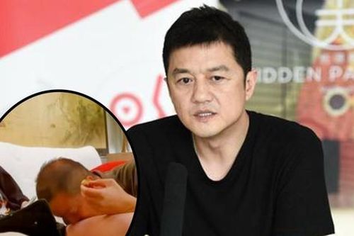 Lý Á Bằng bị chỉ trích khi hôn đùi con gái đã ở tuổi thiếu nữ