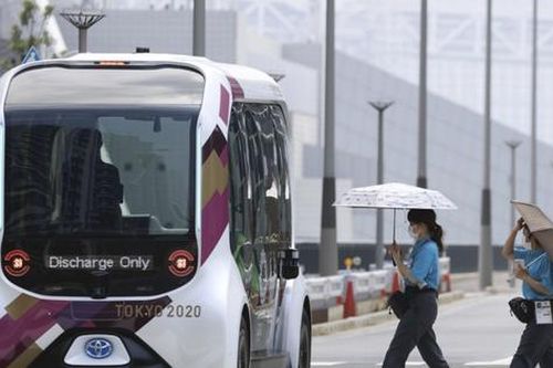 Xe buýt tự động của Toyota gây tai nạn trong làng vận động viên Paralympic