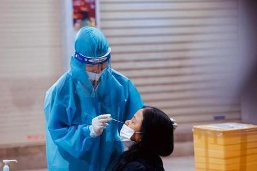 Nghệ An thêm 14 ca dương tính SARS-CoV-2, tiêm vắc xin COVID-19 cho tiểu thương ở chợ