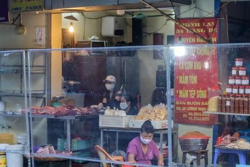 Đi chợ 'nhà giàu' nổi tiếng Hà Nội, mua đồ ăn qua vách ngăn