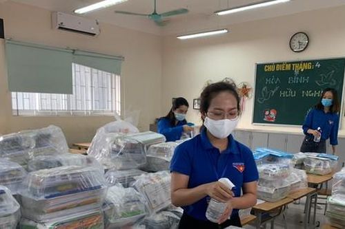 Đoàn viên làm shipper chuyển sách giáo khoa cho học sinh kịp đón năm học mới